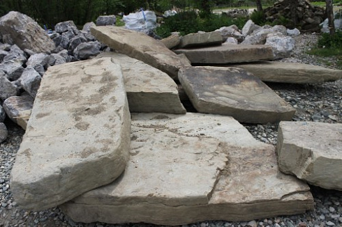 Kamenclub.ru: Песчаник плиты - плахи - пошаговые дорожки (фр. 70-150 мм)  купить в Воронеже песчаник серый бежевый желтый зеленый колотый песчаник строительный 6500 руб/т   фото КАМЕНЬ КЛУБ