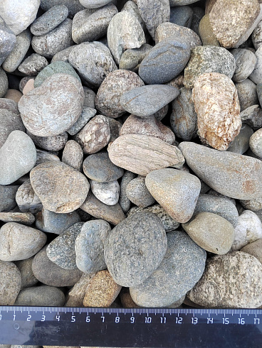 Kamenclub.ru: Галька речная окат (пестрая) фр. 20-40 мм. купить  в Воронеже галька речная пестрая, серая, серые оттенки галька речная окатанная округлая 5000 руб/т   фото КАМЕНЬ КЛУБ