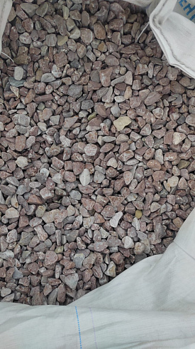 Kamenclub.ru: Мраморная крошка (щебень галтованный розовый) фр.20-40 мм.  купить в Воронеже мрамор розовый, красный оголтованный округлый щебень  15000 руб/т   фото КАМЕНЬ КЛУБ
