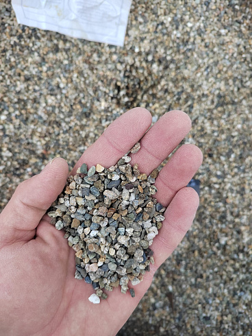 Kamenclub.ru: Галька речная окат (серая) фр.3-5 мм купить  в Воронеже галька речная серая бежевый темно-серый окатанный речной камень округлый 9500 руб/т   фото КАМЕНЬ КЛУБ