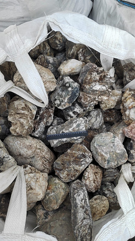 Kamenclub.ru: Кварцевый валунчик фр.100-300 мм.  купить в Воронеже кварц белый, бежевый молочный рыжий крупный природный камень галечник 7850 руб/т   фото КАМЕНЬ КЛУБ