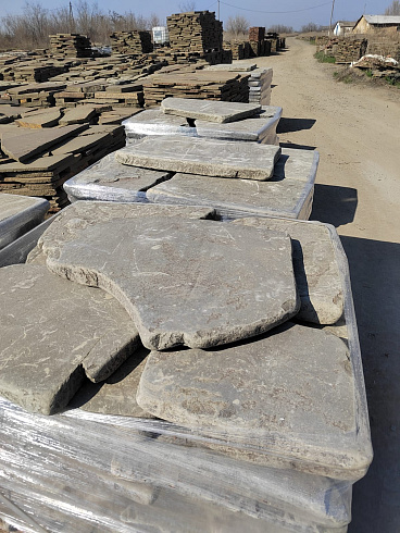 Kamenclub.ru: Песчаник пластушка галтованная светло-серая (3,0 см)  купить в Воронеже песчаник светло-серый, серый ландшафтный камень рваный колотый 21000 руб/м3   фото КАМЕНЬ КЛУБ