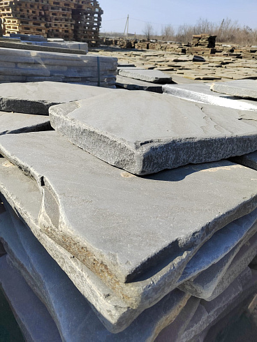 Kamenclub.ru: Песчаник пластушка светло-серый (4,0 - 6,0 см)  купить в Воронеже плитняк - пластушка светло-серый песчаник 12600 руб/м3   фото КАМЕНЬ КЛУБ