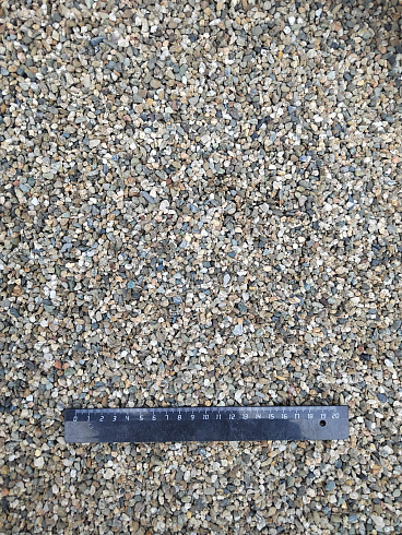 Kamenclub.ru: Галька речная окат (серая) фр.3-5 мм купить  в Воронеже галька речная серая бежевый темно-серый окатанный речной камень округлый 9500 руб/т   фото КАМЕНЬ КЛУБ