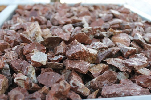 Kamenclub.ru: Мраморная крошка (щебень крошка розовый) фр. 20-40 мм.  купить в Воронеже мрамор розовый, красный мраморная крошка декоративная 11000 руб/т   фото КАМЕНЬ КЛУБ