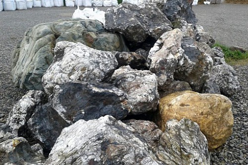 Kamenclub.ru: Черный гранит - кварцит фр. 500-1000 мм.  купить в Воронеже гранит кварцит черный серый белый скальный колотый валун 9750 руб/т   фото КАМЕНЬ КЛУБ