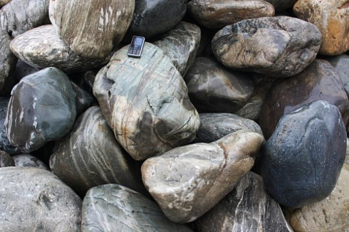 Kamenclub.ru: Речной валун Кабанчик фр.300-500 мм.  купить в Воронеже крупный природный камень галька серый, темно-серый речной валун галечник масштабный 7000 руб/т   фото КАМЕНЬ КЛУБ