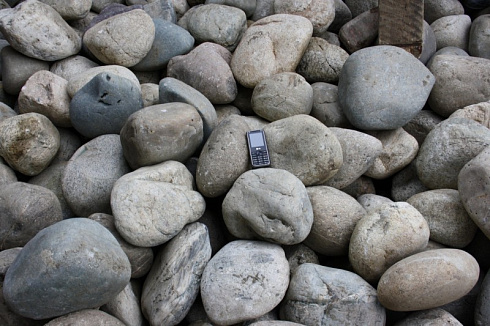 Kamenclub.ru: Темно-серый валунчик фр.100-300 мм.  купить в Воронеже крупный природный камень серый, темно-серый, светло-серый речная галька большого размера окатанная 4500 руб/т   фото КАМЕНЬ КЛУБ