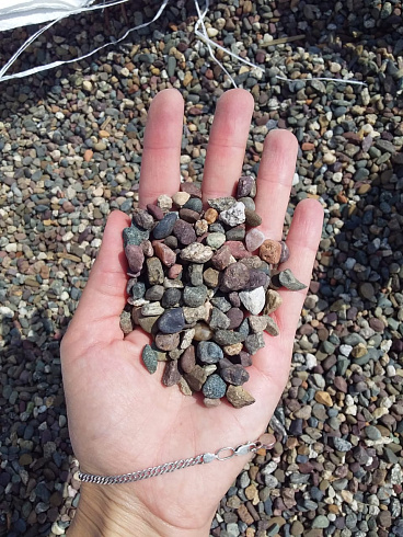 Kamenclub.ru: Галька речная окат цветная фр.5-10 мм. купить  в Воронеже галька речная белый, серый, красноватый, синий, темно-серый речная окатанная галька декоративная 6800 руб/т   фото КАМЕНЬ КЛУБ