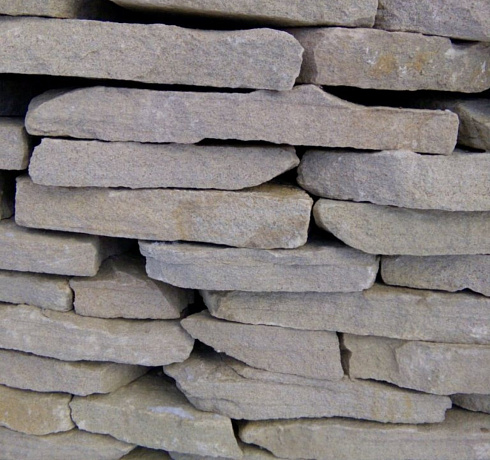 Kamenclub.ru: Песчаник пластушка светло-серый (4,0 - 6,0 см)  купить в Воронеже плитняк - пластушка светло-серый песчаник 12600 руб/м3   фото КАМЕНЬ КЛУБ