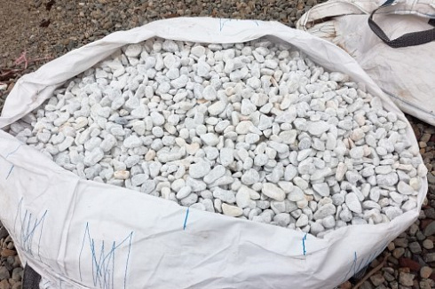 Kamenclub.ru: Мраморная крошка (щебень галтованный белый), фр.20-40 мм.  купить в Воронеже мрамор белый бежевый молочный мраморный щебень декоративный 17000 руб/т   фото КАМЕНЬ КЛУБ