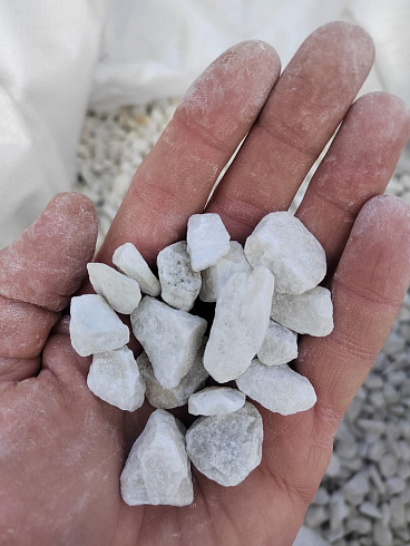 Kamenclub.ru: Мраморная крошка, щебень, цвет-белый, фр. 10-20 мм.  купить в Воронеже мрамор белый, молочный айвори каменная ландшафтная декоративная крошка шебня 12000 руб/т   фото КАМЕНЬ КЛУБ