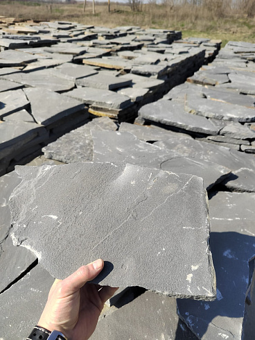 Kamenclub.ru: Песчаник пластушка светло-серый (2,0 см)  купить в Воронеже плитняк- ластушка светло-серый, серый рваный ландшафтный плитняк колотый 13800 руб/м3   фото КАМЕНЬ КЛУБ