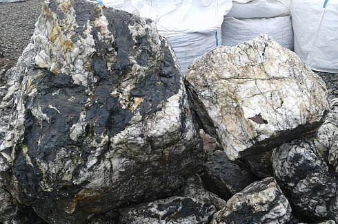 Kamenclub.ru: Черный гранит - кварцит фр. 100-500 мм.  купить в Воронеже мрамор гранит черный с белыми прожилками, серый, белый валун скальный колотый 7000 руб/т   фото КАМЕНЬ КЛУБ