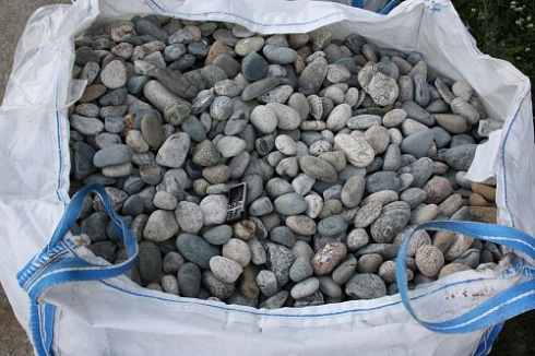 Kamenclub.ru: Галька речная окат (ассорти) фр. 50-100 мм. купить  в Воронеже галька природная округлая серая белая черная серая коричневая синяя галька речная окатанная округлая 6200 руб/т   фото КАМЕНЬ КЛУБ