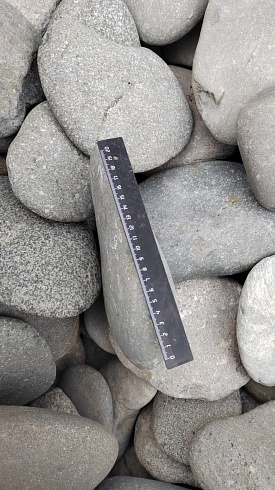 Kamenclub.ru: Галька речная плоская (темно-серая) фр. 70-150 мм. купить  в Воронеже галечник природный темно-серый серый синий речная плоская природная окатанная  9000 руб/т   фото КАМЕНЬ КЛУБ