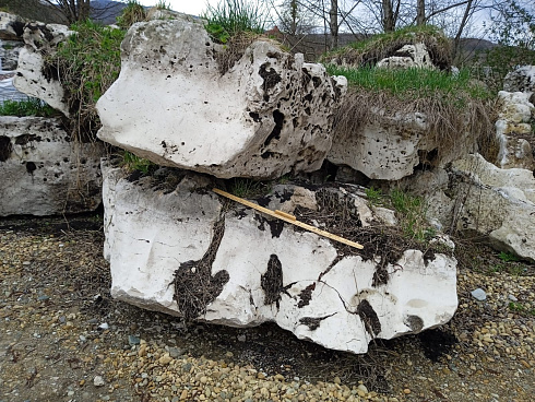 Kamenclub.ru: Выветренный известняк (степной) фр. 500-1500 мм.  купить в Воронеже    10000 руб/т   фото КАМЕНЬ КЛУБ