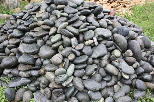 Kamenclub.ru: Темно-серый валунчик фр.100-300 мм.  купить в Воронеже крупный природный камень серый, темно-серый, светло-серый речная галька большого размера окатанная 4500 руб/т   фото КАМЕНЬ КЛУБ