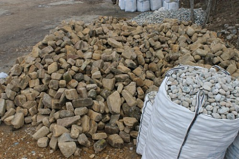 Kamenclub.ru: Песчаник для строительства и кладки блочный (фр 100-200 мм)  купить в Воронеже песчаник бежевый серый рыжий валун мелкий для строительства песчаник 6500 руб/т   фото КАМЕНЬ КЛУБ