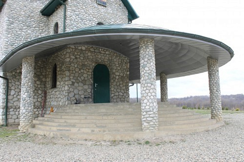 Kamenclub.ru: Галька речная плоская (бело-серая) фр. 100-200-300 мм. купить  в Воронеже галька речная плоская серый, белый, бело-серый, серо-белый речная галька плоская  9000 руб/т   фото КАМЕНЬ КЛУБ