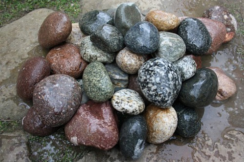 Kamenclub.ru: Галька окат (цветная картошка) фр. 50-100 мм. купить  в Воронеже галька природная окатанная серый белый цветной синий темно-серый коричневый округлый галечник окатанный 6800 руб/т   фото КАМЕНЬ КЛУБ