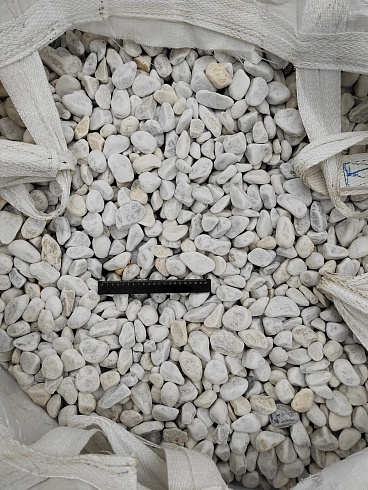 Kamenclub.ru: Мраморная крошка (щебень галтованный белый) фр.40-70 мм.  купить в Воронеже мрамор белый молочный айвори окатанный округлый природный камень 17000 руб/т   фото КАМЕНЬ КЛУБ