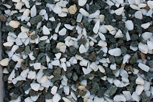 Kamenclub.ru: Мраморная крошка (щебень крошка микс: белый-зеленый) фр. 10-20 мм.  купить в Воронеже мрамор белый, зеленый каменная ландшафтная декоративная крошка щебня 9500 руб/т   фото КАМЕНЬ КЛУБ