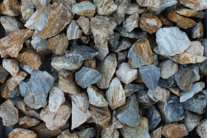 Kamenclub.ru: Мраморная крошка (щебень крошка медовый) фр. 20-40 мм.  купить в Воронеже мрамор бежевый рыжий желтый ландшафтная мраморная крошка 12000 руб/т   фото КАМЕНЬ КЛУБ