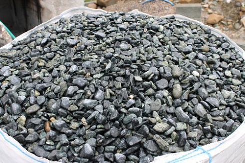 Kamenclub.ru: Щебень галтованный зеленый (змеевик) фр. 20-40 мм.  купить в Воронеже мрамор зеленый, салатовый оголтованный щебень мраморный 12500 руб/т   фото КАМЕНЬ КЛУБ