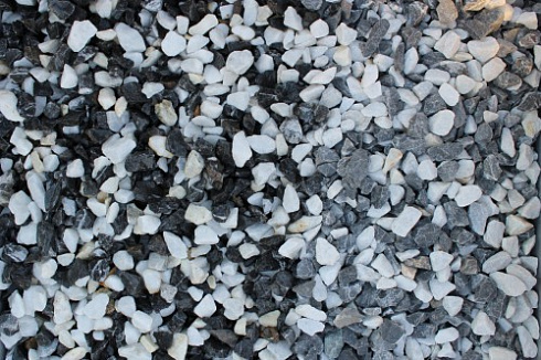 Kamenclub.ru: Мраморная крошка (щебень крошка микс : черный-белый) фр. 10-20 мм.  купить в Воронеже мрамор белый, черный каменная декоративная крошка ландшафтная 12000 руб/т   фото КАМЕНЬ КЛУБ