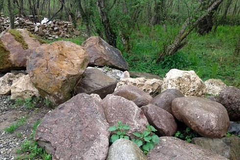 Kamenclub.ru: Конгломераты фр. 300-1000 мм.  купить в Воронеже кварц мрамор диабаз коричневый, серый зеленоватый речной валун крупный 6500 руб/т   фото КАМЕНЬ КЛУБ