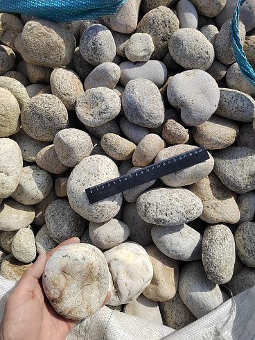 Kamenclub.ru: Галька речная окат (серо-белая) фр. 70-120 мм купить  в Воронеже галька галечник бело-серая, серо-белая, серая, белая речная природная галька  8000 руб/т   фото КАМЕНЬ КЛУБ