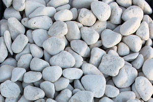 Kamenclub.ru: Щебень галтованный белый (мрамор) фр.5-10 мм.  купить в Воронеже мрамор белый, айвори, молочный каменная мраморная декоративная ландшафтная крошка 17000 руб/т   фото КАМЕНЬ КЛУБ