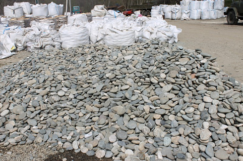 Kamenclub.ru: Галька речная плоская (серо-белая) фр. 70-120 мм. купить  в Воронеже галька галечник речной серый, белый окатанная плоская  природная галька 9000 руб/т   фото КАМЕНЬ КЛУБ