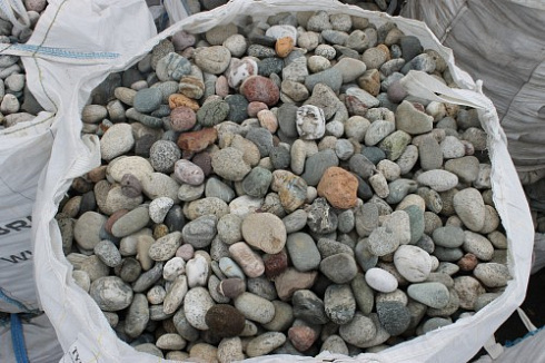 Kamenclub.ru: Галька окат (цветная картошка) фр. 50-100 мм. купить  в Воронеже галька природная окатанная серый белый цветной синий темно-серый коричневый округлый галечник окатанный 6800 руб/т   фото КАМЕНЬ КЛУБ