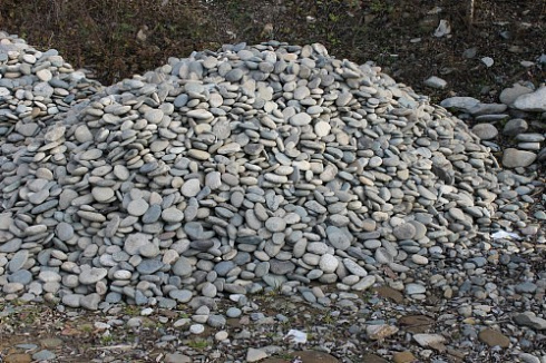 Kamenclub.ru: Галька речная плоская (ассорти) фр. 70-150 мм. купить  в Воронеже галька галечник серый белый темно-серый синий светло-серый плоская природная галька  9000 руб/т   фото КАМЕНЬ КЛУБ