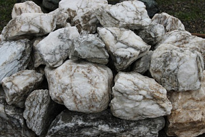 Kamenclub.ru: Мраморизированный известняк фр. 100-500 мм.  купить в Воронеже известняк серый белый темно-серый сероватый валун природного образования окатанный 10500 руб/т   фото КАМЕНЬ КЛУБ