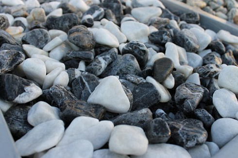 Kamenclub.ru: Мраморная крошка (щебень галтованный микс:: белый-черный) фр.20-40 мм  купить в Воронеже мрамор белый, черный мраморный галтованный щебень 15500 руб/т   фото КАМЕНЬ КЛУБ