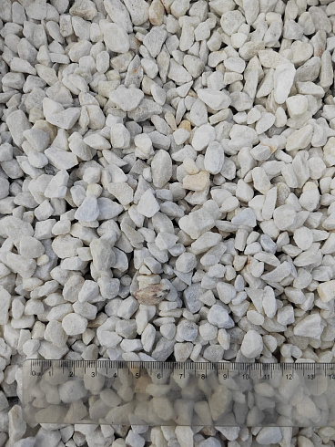 Kamenclub.ru: Мраморная крошка, щебень, цвет-белый, фр. 5-10 мм.  купить в Воронеже мрамор белый, айвори, молочный мраморная каменная крошка ландшафтная 12000 руб/т   фото КАМЕНЬ КЛУБ