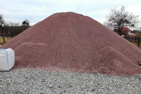 Kamenclub.ru: Мраморная крошка (щебень крошка розовый) фр. 5-10 мм.  купить в Воронеже мрамор розовый, красный щебень колотый ландшафтный декоративный  11000 руб/т   фото КАМЕНЬ КЛУБ