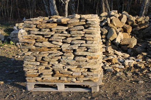 Kamenclub.ru: Песчаник колотый для облицовки (фр. 2-3 см)  купить в Воронеже песчаник бежевый серый рыжий песчаник строительный 5000 руб/т   фото КАМЕНЬ КЛУБ