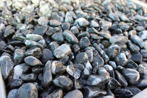 Kamenclub.ru: Щебень галтованный черный (мрамор) фр.10-20 мм.  купить в Воронеже мрамор черный с белыми прожилками, черный, белый окатанный округлый ландшафтный декоративный щебень 15000 руб/т   фото КАМЕНЬ КЛУБ