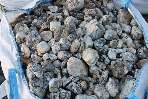 Kamenclub.ru: Кварцевый валунчик фр.100-300 мм.  купить в Воронеже кварц белый, бежевый молочный рыжий крупный природный камень галечник 7850 руб/т   фото КАМЕНЬ КЛУБ