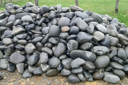 Kamenclub.ru: Темно-серый валунчик фр.100-300 мм.  купить в Воронеже крупный природный камень серый, темно-серый, светло-серый речная галька большого размера окатанная 4500 руб/т   фото КАМЕНЬ КЛУБ