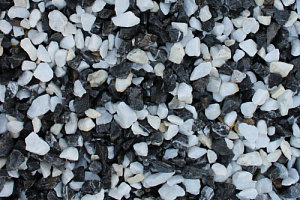 Kamenclub.ru: Мраморная крошка (щебень крошка микс : черный-белый) фр. 10-20 мм.  купить в Воронеже мрамор белый, черный каменная декоративная крошка ландшафтная 12000 руб/т   фото КАМЕНЬ КЛУБ