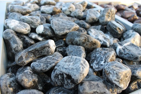 Kamenclub.ru: Щебень галтованный черный (мрамор) фр. 50-100 мм.  купить в Воронеже мрамор черный с белыми прожилками щебень ландшафтный мраморный 15000 руб/т   фото КАМЕНЬ КЛУБ