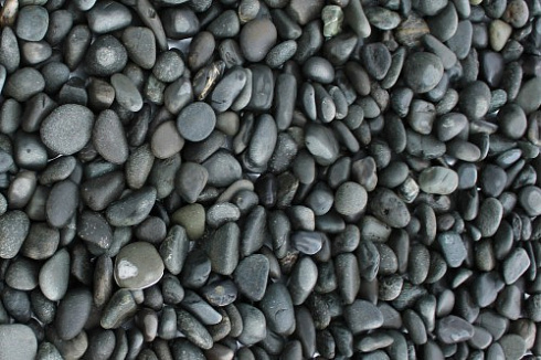 Kamenclub.ru: Галька речная окат (темно-серая) фр. 70-150 мм. купить  в Воронеже галька речная темно-серая, синяя, серая речная галька округлая  8000 руб/т   фото КАМЕНЬ КЛУБ