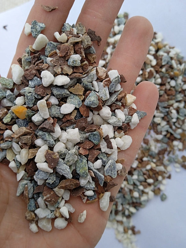 Kamenclub.ru: Мраморная крошка (щебень галтованный микс:: белый-черный) фр.5-10 мм  купить в Воронеже мрамор белый, черный, молочный, серый галтовка мраморная окатанная декоративная ландшафтная 15500 руб/т   фото КАМЕНЬ КЛУБ