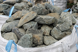 Kamenclub.ru: Гранит скальник (серо-зеленый) фр. 100-500 мм.  купить в Воронеже гранит зеленый, серый, салатовый крупный ландшафтный валун 6 000 руб/т   фото КАМЕНЬ КЛУБ