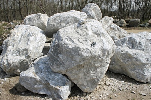 Kamenclub.ru: Мраморизированный известняк фр.500-1500 мм.  купить в Воронеже    10000 руб/т   фото КАМЕНЬ КЛУБ